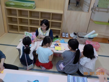 子どもたちとの七夕飾り作成風景の写真