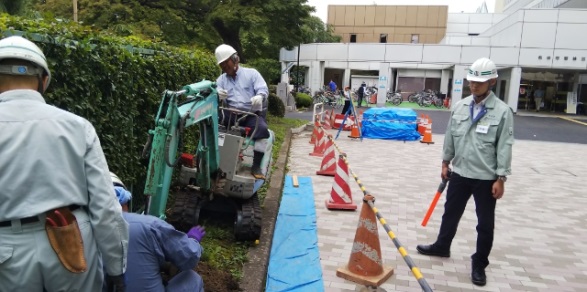 土づくりの作業中の写真