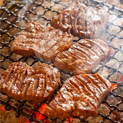 網で焼かれた牛たんの写真