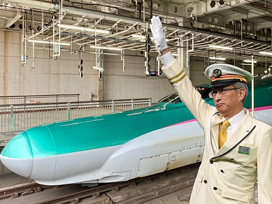 駅長服の着用、新幹線の出発合図体験