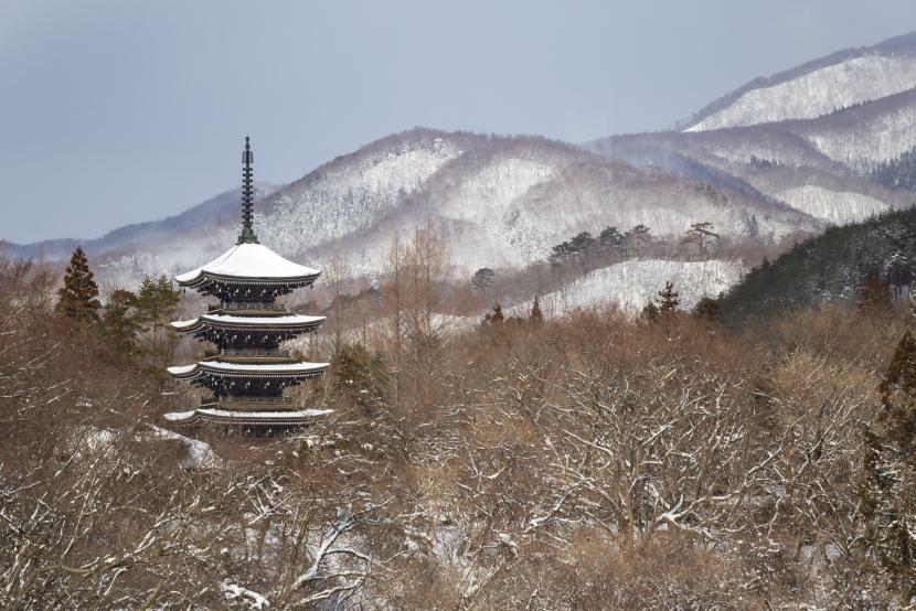 定義山の雪化粧写真