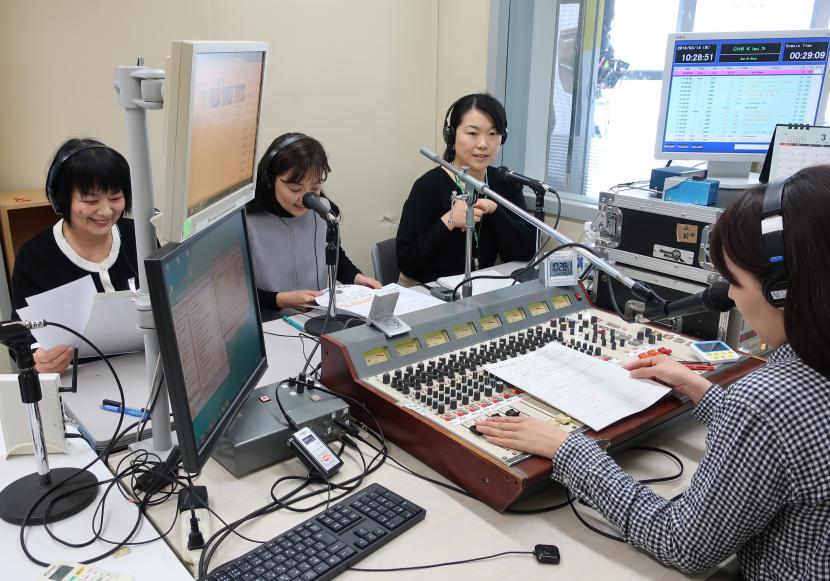 仙台市地域防災リーダーがラジオで情報発信を行う様子