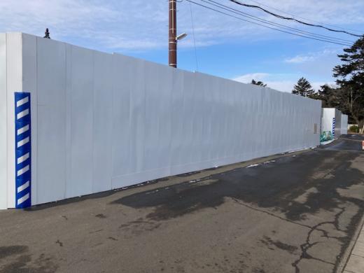 設置中の仮囲い