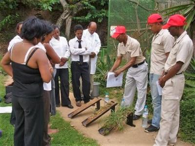 マダガスカル48　現地教員らへ土壌流出実験の紹介