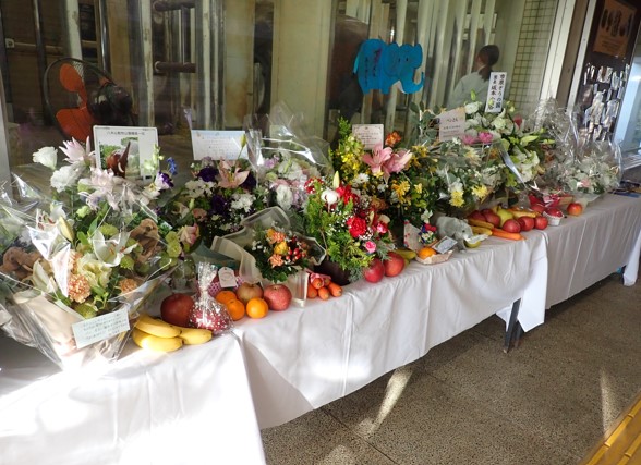 たくさんのお花やメッセージ等をお寄せいただきました