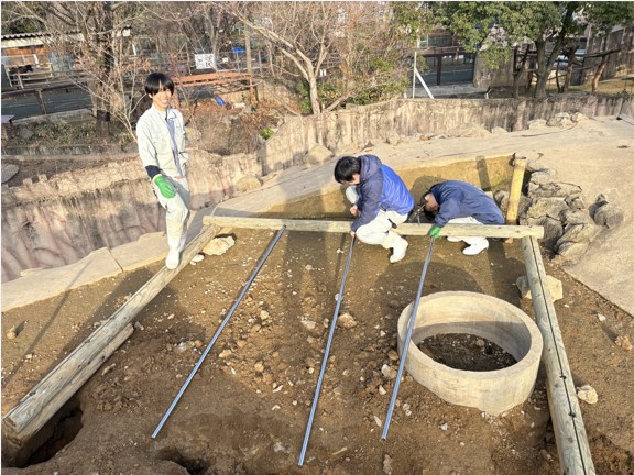 部品を組み立てる飼育員