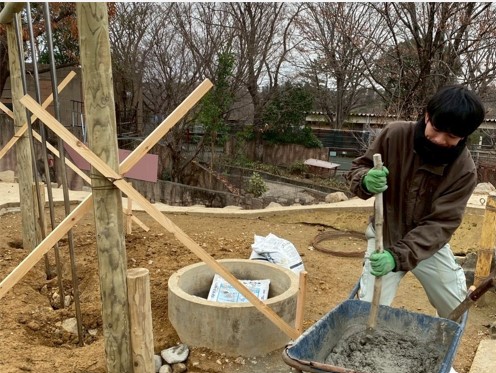 モルタルを練る飼育員
