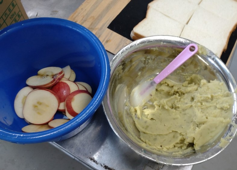 カットしたリンゴとペーストしたさつまいも