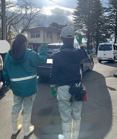 「アケビ」が乗った車を見送る