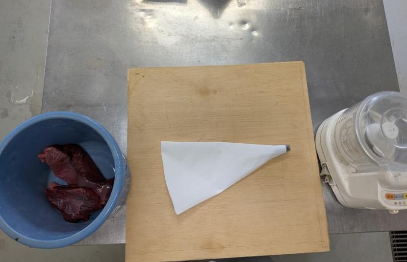 馬肉、絞り袋、フードプロセッサー