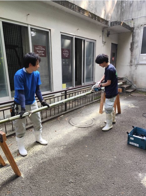 竹を割る様子
